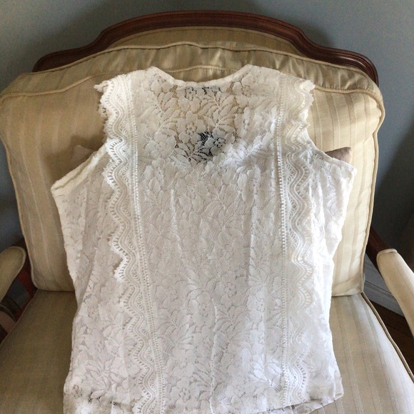 HP💝Stunning Lace Vneck sleeveless blouse in white - Picture 4 of 4